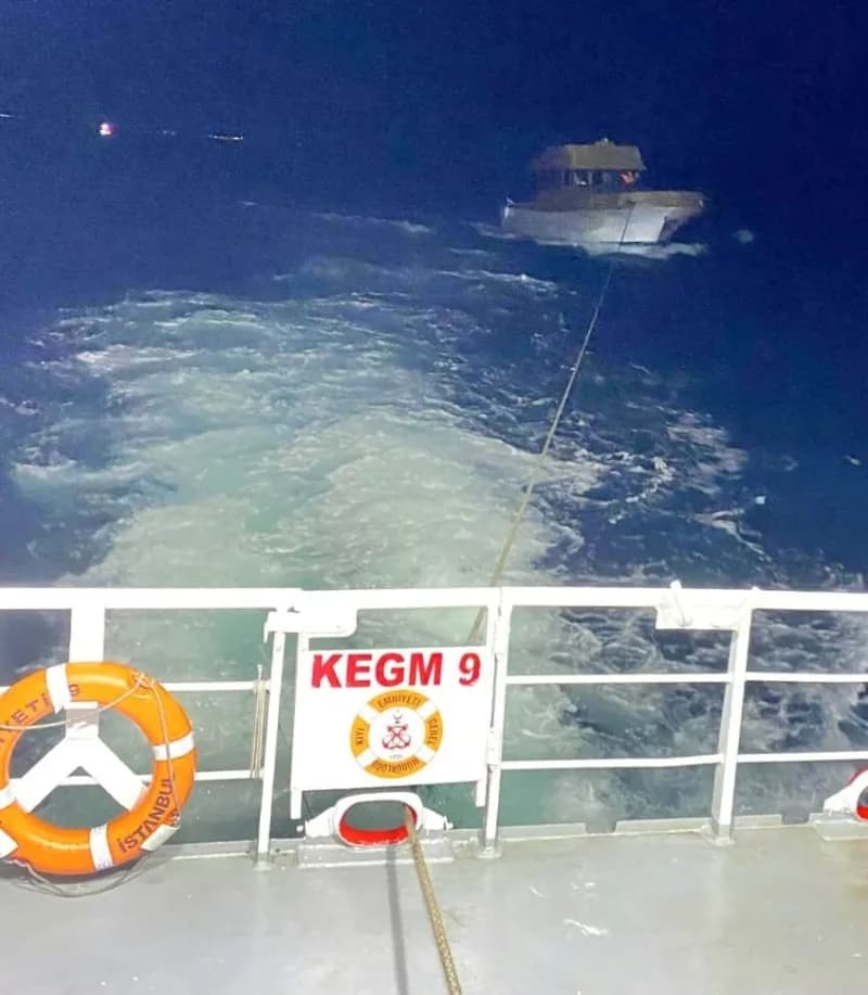 Çanakkale Boğazı’nda sürüklenen teknenin Kıyı Emniyeti botu tarafından kurtarılması