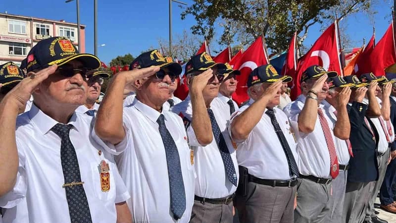 Çanakkale Cumhuriyet Meydanı’nda 19 Eylül Gaziler Günü çelenk töreni sırasında protokol üyeleri ve vatandaşlar