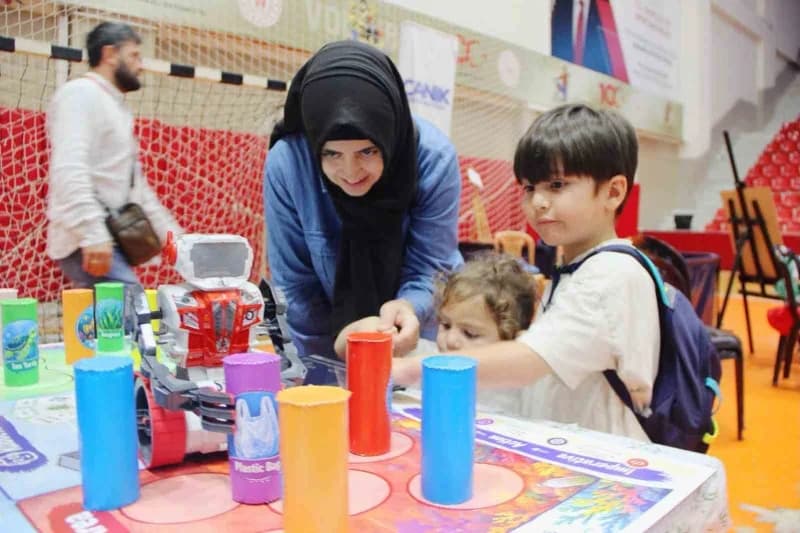 36 atölyede gençlerin projeler ürettiği şenlikte, ayrıca katılımcılar için interaktif eğitimler ve Bilim gösterileri de
