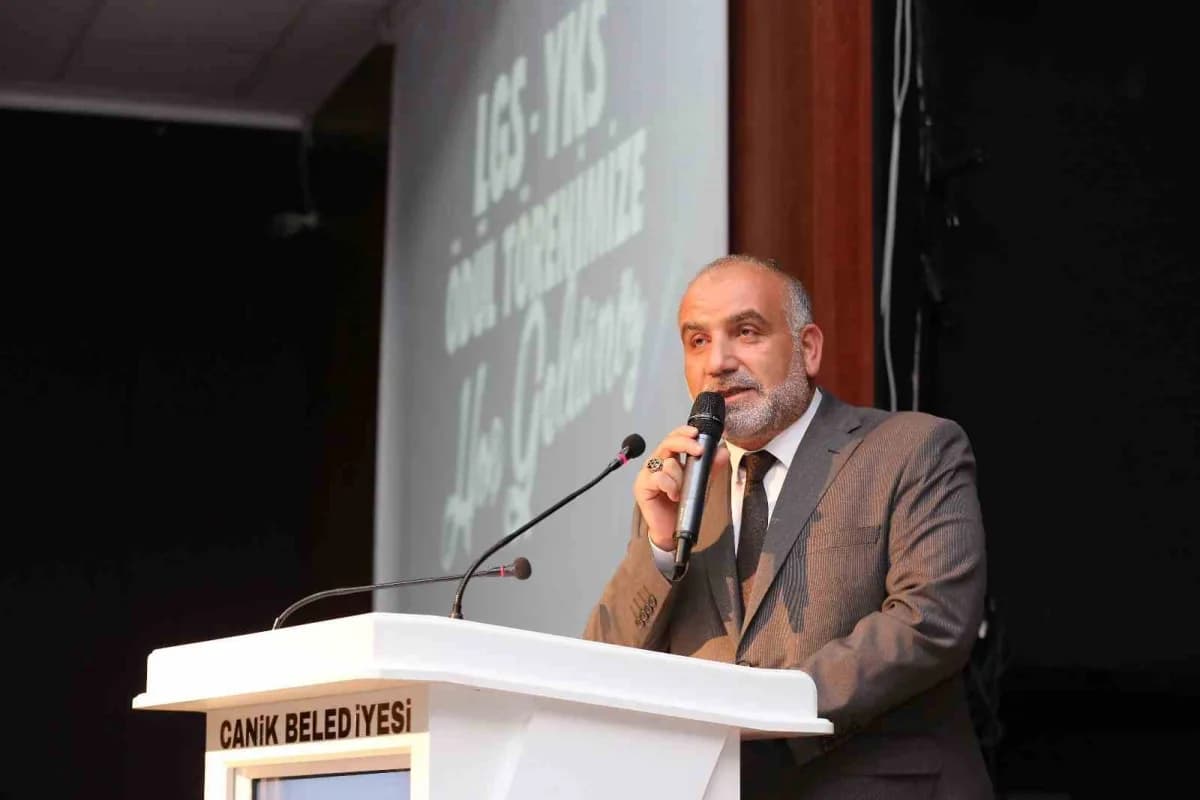 Canik Belediyesi tarafından düzenlenen YKS ve LGS başarı ödülleri töreni için hazırlanan sahne ve ödüller