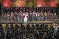 Aspendos Antik Tiyatrosu’nda Carmina Burana operası sahnelenirken orkestra, koro ve bale sanatçıları performans sergiliy