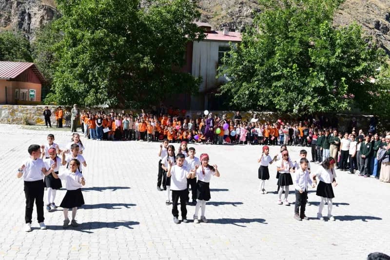 Van’ın Çatak ilçesinde 2026-2027 Eğitim Öğretim Yılı İlköğretim Haftası dolayısıyla kutlama programı düzenlendi.