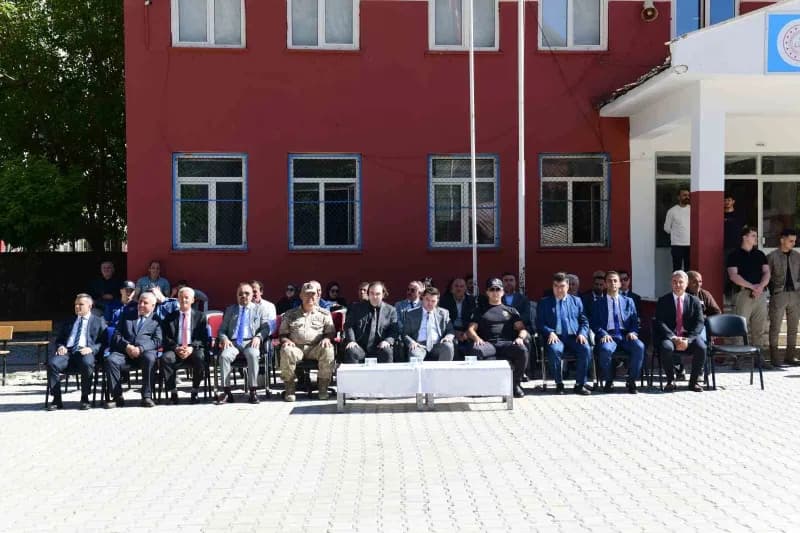 Van’ın Çatak ilçesinde 2026-2027 Eğitim Öğretim Yılı İlköğretim Haftası dolayısıyla kutlama programı düzenlendi.
