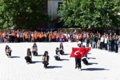 Van Çatak’ta Atatürk İlkokulu bahçesinde düzenlenen İlköğretim Haftası kutlama programından öğrenciler ve katılımcılar