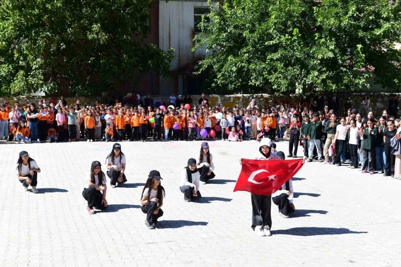 Van Çatak’ta Atatürk İlkokulu bahçesinde düzenlenen İlköğretim Haftası kutlama programından öğrenciler ve katılımcılar