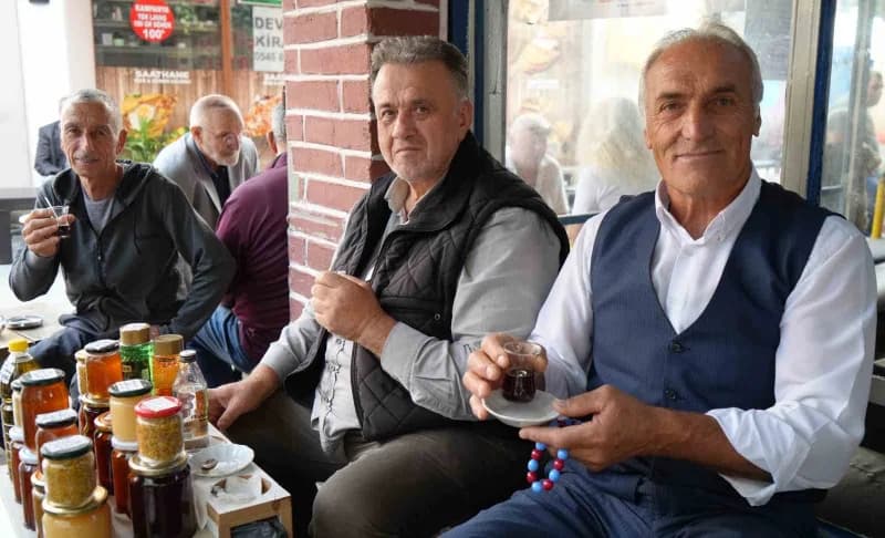 Türkiye’de süren tartışmalardan biri olan çayın hangi suyla demlenmesi gerektiği konusunda, soğuk suyla demlenen çay hem