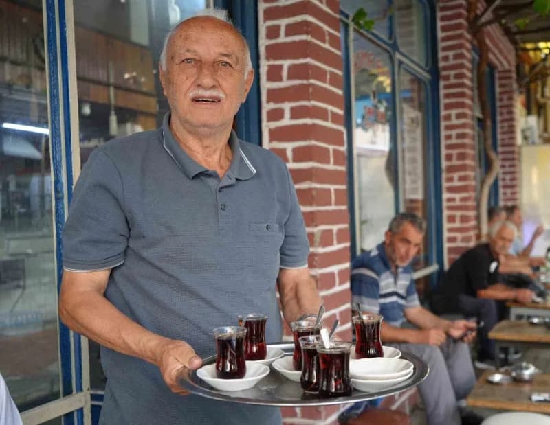Türkiye’de süren tartışmalardan biri olan çayın hangi suyla demlenmesi gerektiği konusunda, soğuk suyla demlenen çay hem