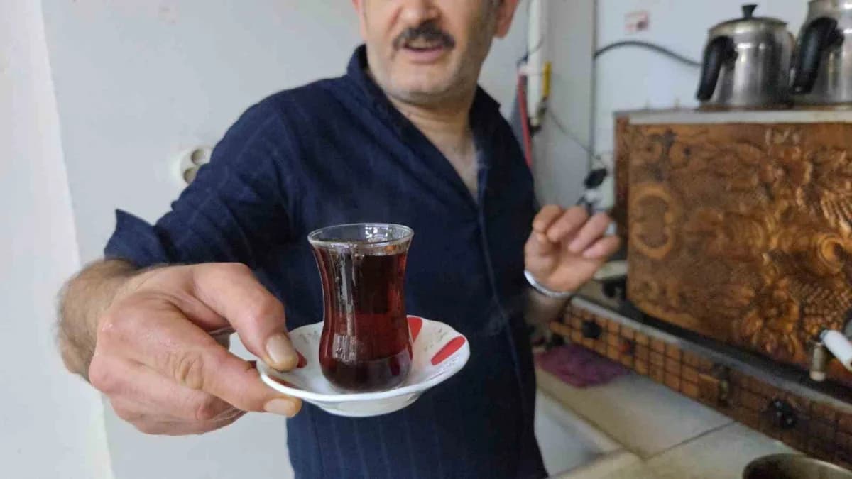 Türkiye’de süren tartışmalardan biri olan çayın hangi suyla demlenmesi gerektiği konusunda, soğuk suyla demlenen çay hem