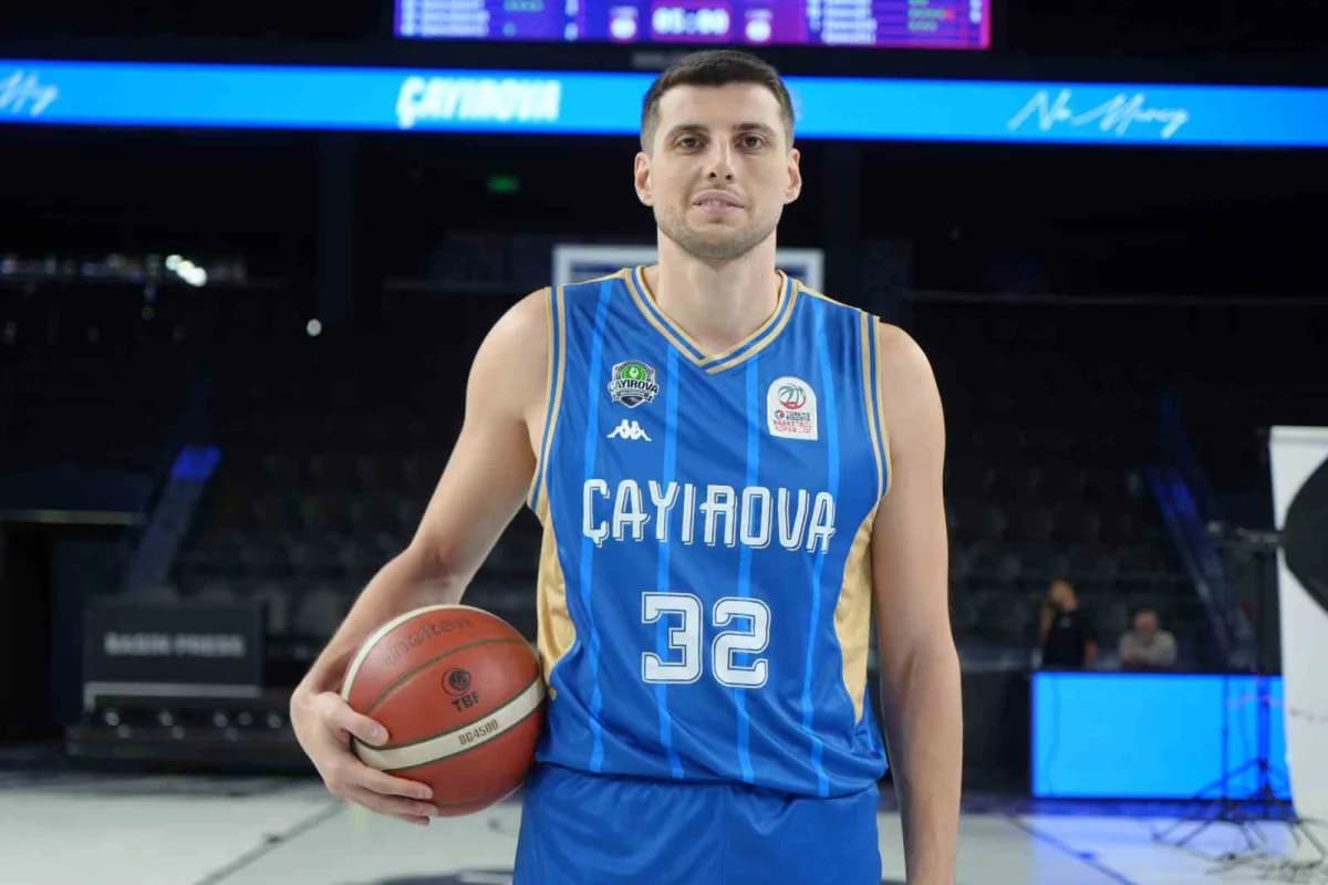 Çayırova Belediyesi Basketbol Takımı oyuncuları maç öncesi ısınırken