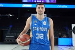 Çayırova Belediyesi Basketbol Takımı oyuncuları maç öncesi ısınırken