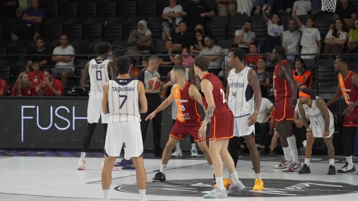 Çayırova Belediyesi Basketbol Takımı oyuncuları ve teknik heyeti maç öncesi hazırlık yapıyor