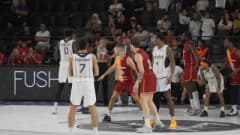 Çayırova Belediyesi Basketbol Takımı oyuncuları ve teknik heyeti maç öncesi hazırlık yapıyor