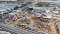 Çayırova’da Doğa Madencilik Mesleki ve Teknik Anadolu Lisesi inşaatında kaba inşaat tamamlanmış bina ve çevresi
