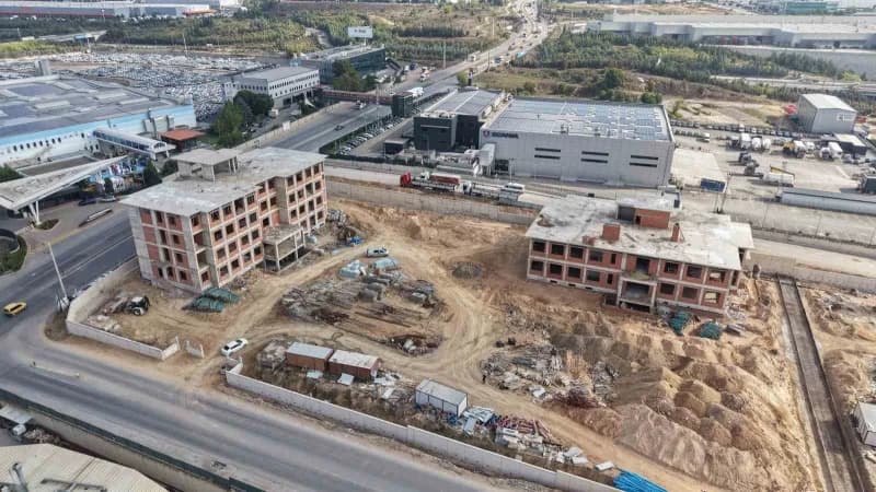 Çayırova’da Doğa Madencilik Mesleki ve Teknik Anadolu Lisesi inşaatında kaba inşaat tamamlanmış bina ve çevresi