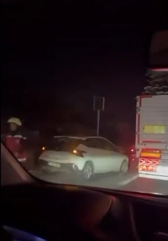 Sakarya'da kontrolden çıkan çekici, otomobil ve Polis otosu olmak üzere 3 araca çarparak durabildi. Meydana gelen zincir