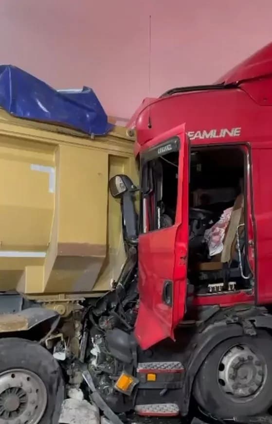 Meydana gelen Trafik kazasında kontrolden çıkan çekici, önce savunma sanayiinden bir mühendisin arabasına ardından akary