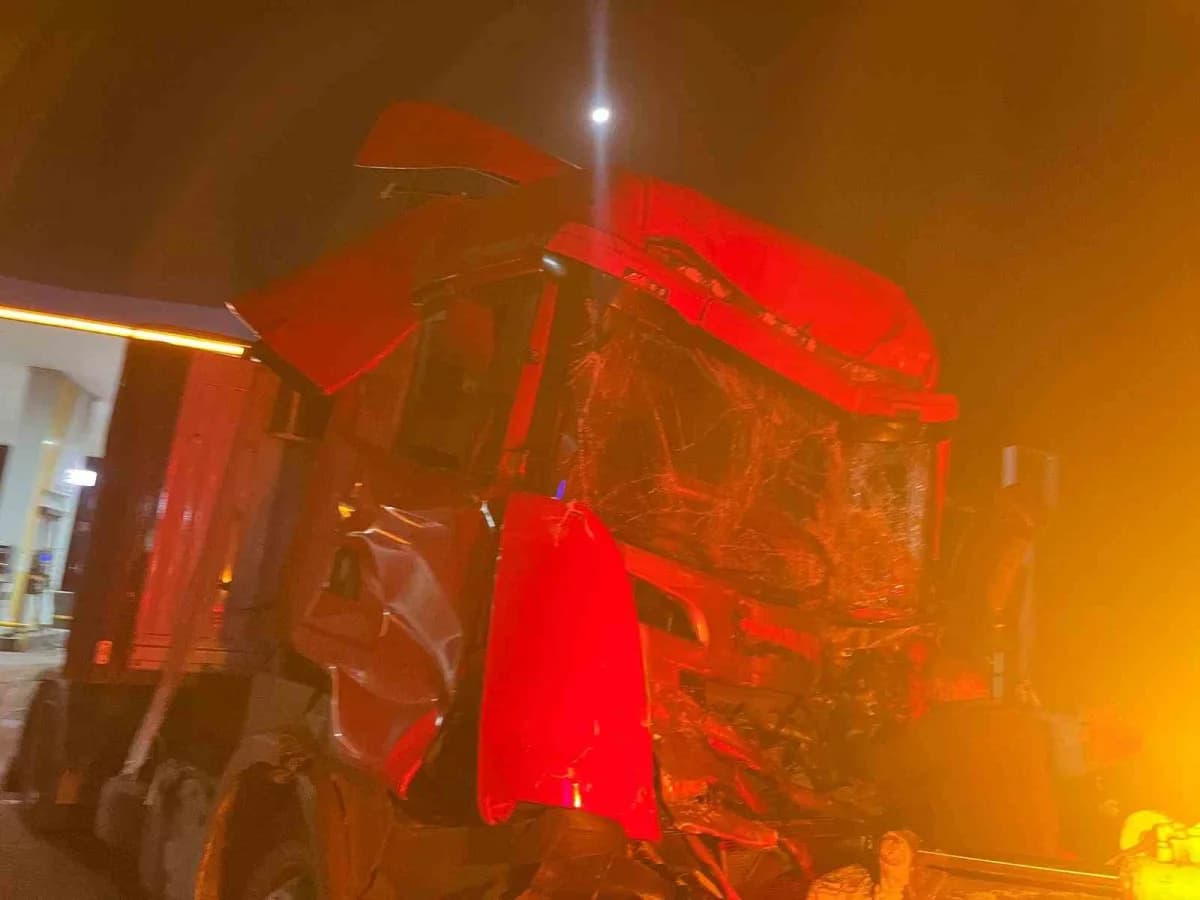 Meydana gelen Trafik kazasında kontrolden çıkan çekici, önce savunma sanayiinden bir mühendisin arabasına ardından akary