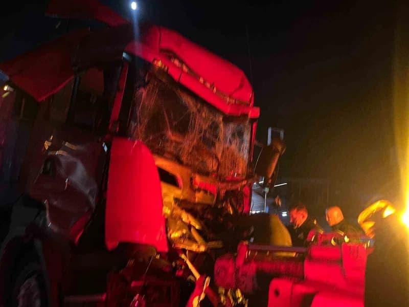 Meydana gelen Trafik kazasında kontrolden çıkan çekici, önce savunma sanayiinden bir mühendisin arabasına ardından akary