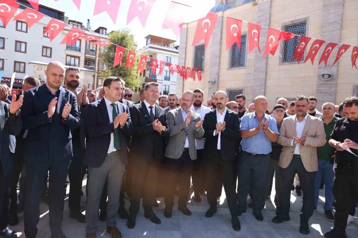 Çekmeköy’de sosyal belediyecilik anlayışıyla hayata geçirilen Hacı Avni Şahin Mahalle Evi, düzenlenen törenle hizmete aç