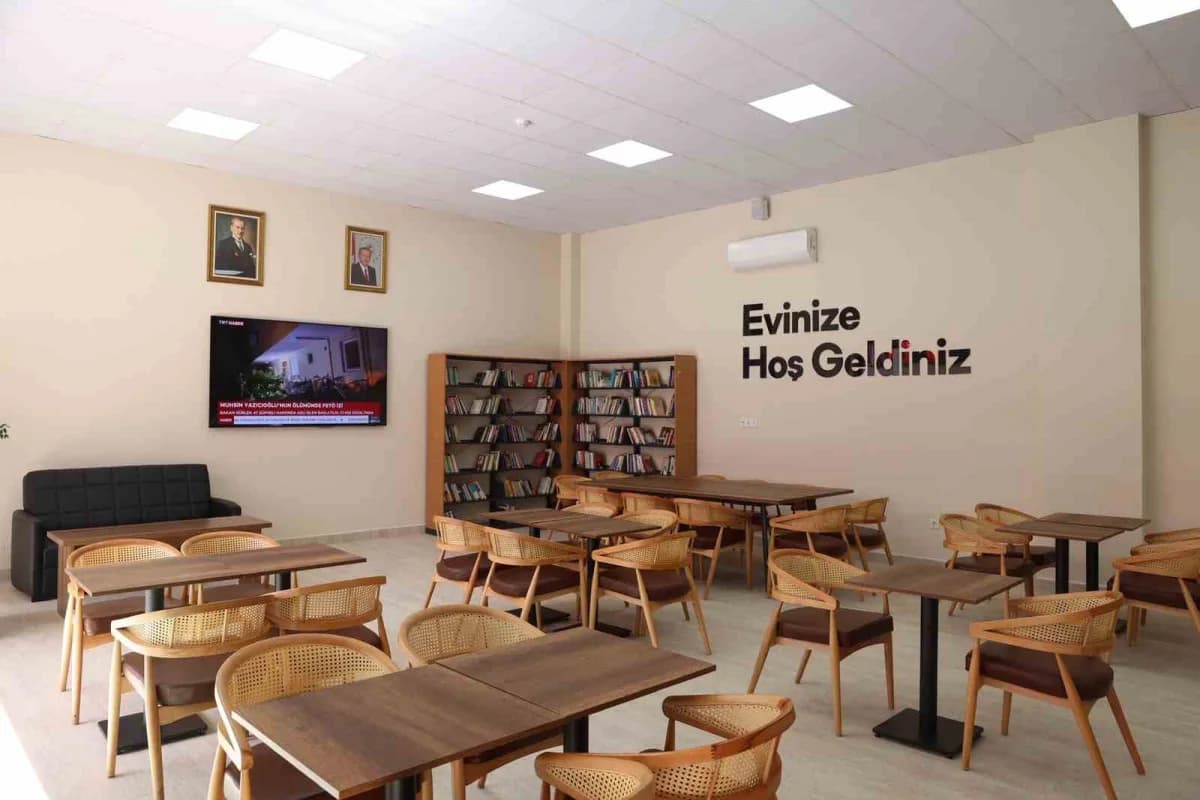 Çekmeköy’de açılan Hacı Avni Şahin Mahalle Evi’nin dış görünümü ve açılış töreninden bir kare