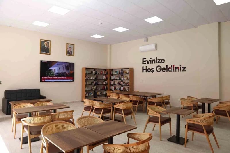 Çekmeköy’de açılan Hacı Avni Şahin Mahalle Evi’nin dış görünümü ve açılış töreninden bir kare
