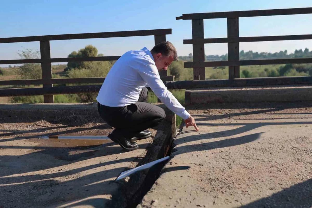 Bursa Büyükşehir Belediye Başkan Vekili Şahin Biba, Çeltikçi Köprüsü’nde teknik inceleme yaparken