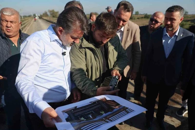 Bursa Büyükşehir Belediye Başkan Vekili Şahin Biba, Mustafakemalpaşa-susurluk-karacabey bağlantı yolunda yoğunlukla tarı