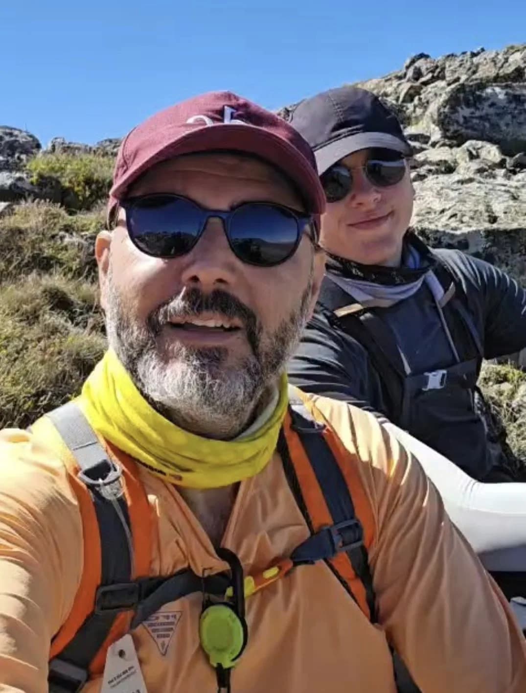 Doç. Dr. İlhan Karabıçak (Solda), Doğa yürüyüşü sırasında rastladığı Çengel boynuzlu dağ keçisi sürüsünü kayda aldı.