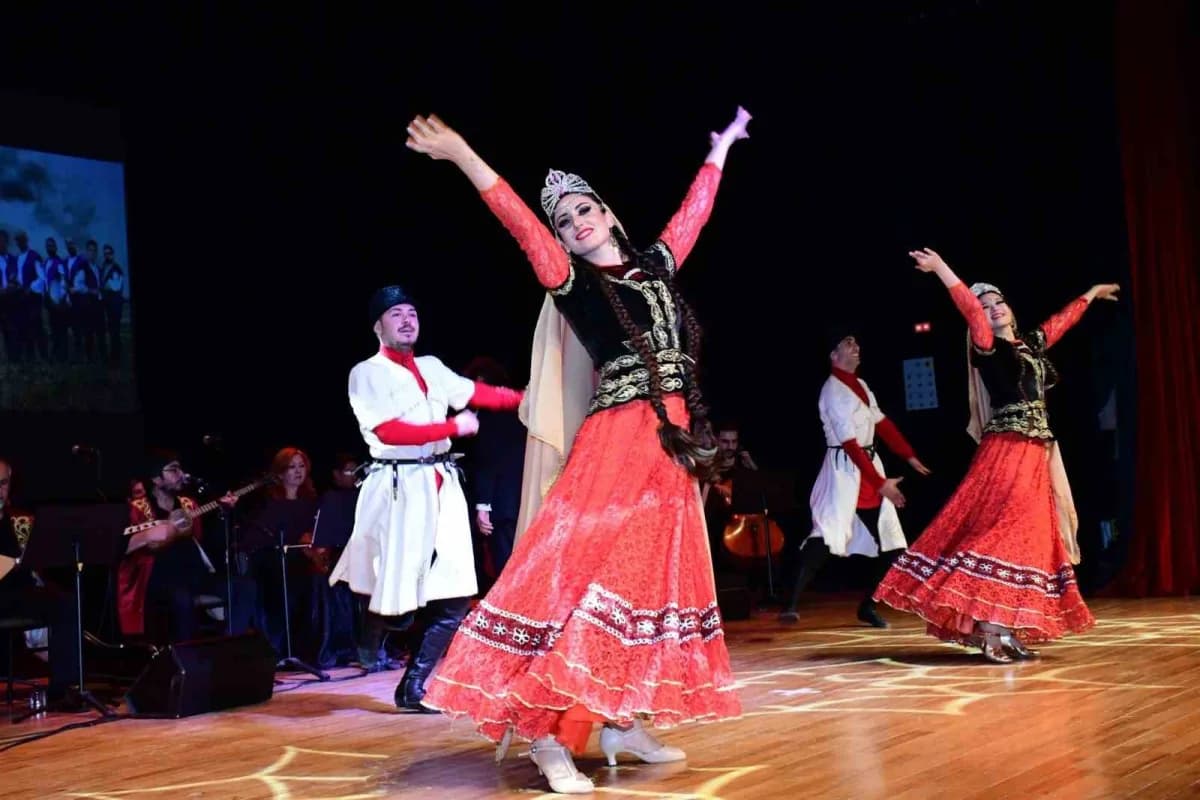 Eskişehir'de Cengiz Dağcı anısına düzenlenen Türk dünyası müzik konserinden bir sahne