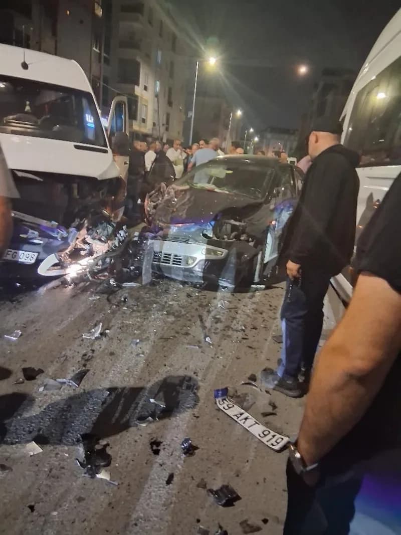 Tekirdağ'ın Çerkezköy ilçesinde otomobil ile minibüsün çarpıştığı kazada, savrulan otomobil park halindeki başka bir min