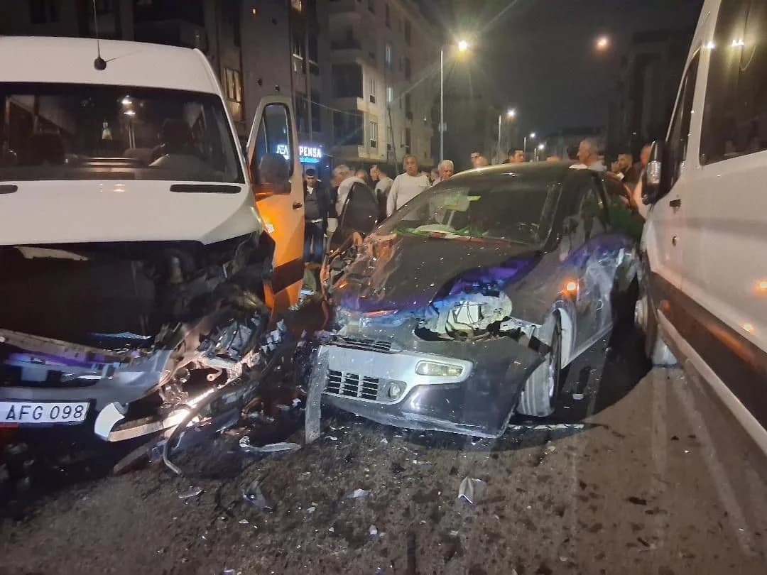 Tekirdağ Çerkezköy’de otomobil ile minibüsün çarpıştığı trafik kazası sonrası olay yeri