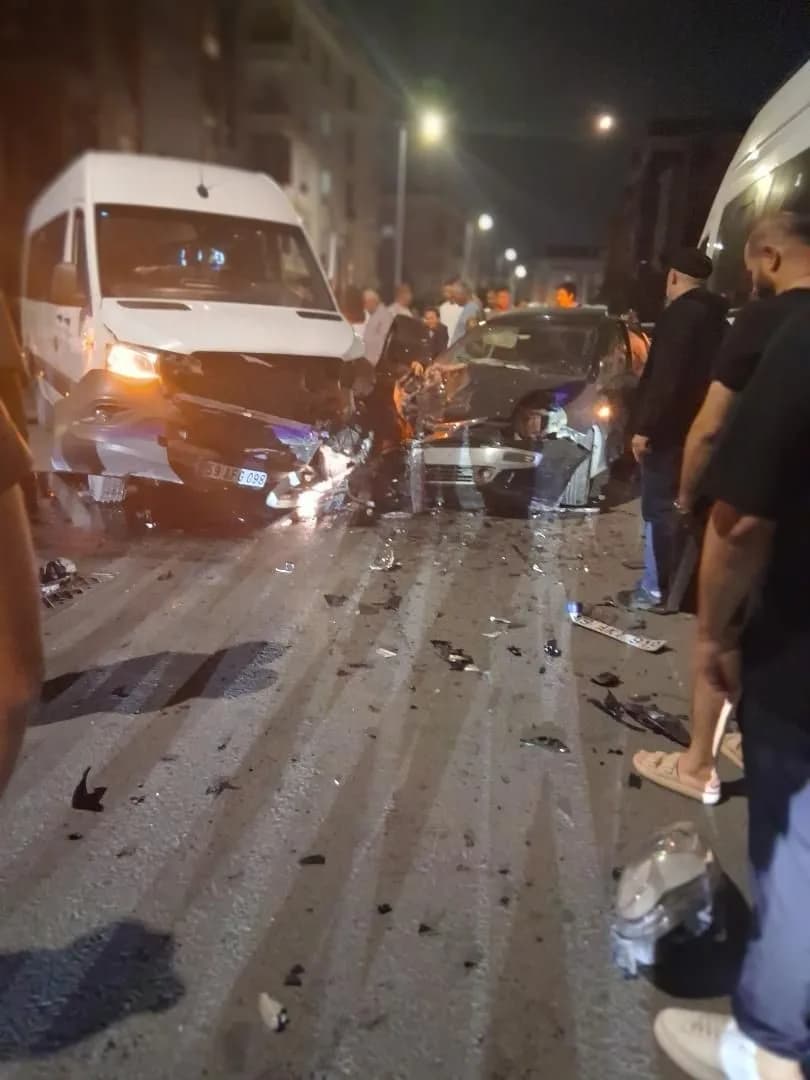 Tekirdağ'ın Çerkezköy ilçesinde otomobil ile minibüsün çarpıştığı kazada, savrulan otomobil park halindeki başka bir min