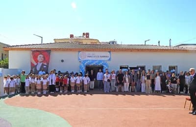 Çeşme’de yenilenen 16 Eylül İlkokulu’nda İlköğretim Haftası kutlama töreninden bir kare