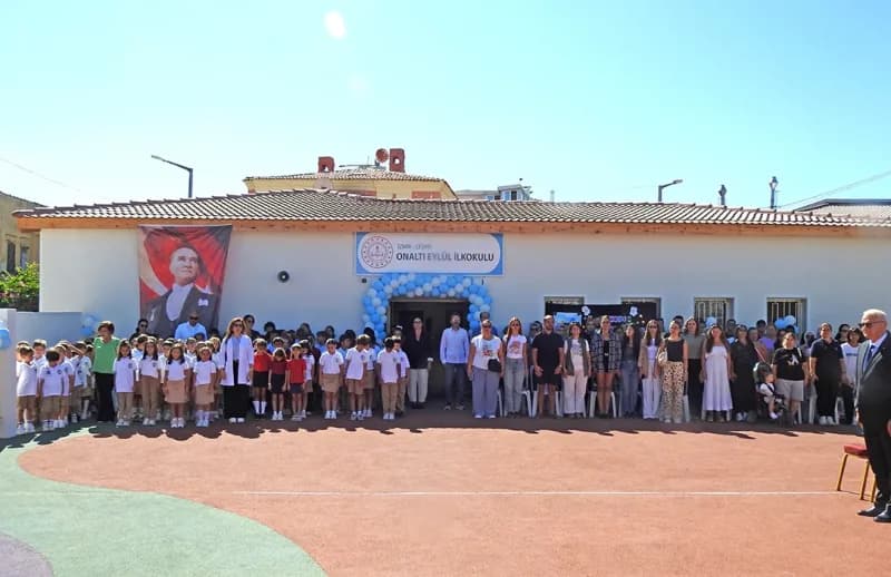 Çeşme’de yenilenen 16 Eylül İlkokulu’nda İlköğretim Haftası kutlama töreninden bir kare