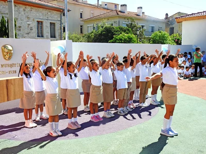 İzmir'in Çeşme ilçesinde İlköğretim Haftası, yenilenerek 2026-2027 Eğitim öğretim yılında yeniden öğrencileriyle buluşan