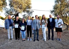 Çeşme Kent Konseyi gönüllülere teşekkür töreninde protokol üyeleri ve gönüllüler bir arada