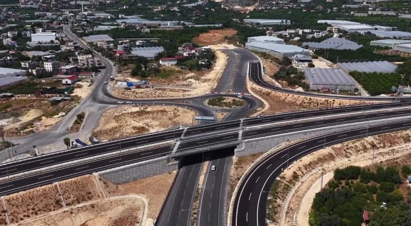 Çeşmeli-erdemli-silifke-Taşucu Otoyolu'nun Çeşmeli-Kızkalesi kesiminde çalışmalar sürüyor