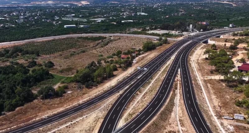 Çeşmeli-erdemli-silifke-Taşucu Otoyolu'nun Çeşmeli-Kızkalesi kesiminde çalışmalar sürüyor