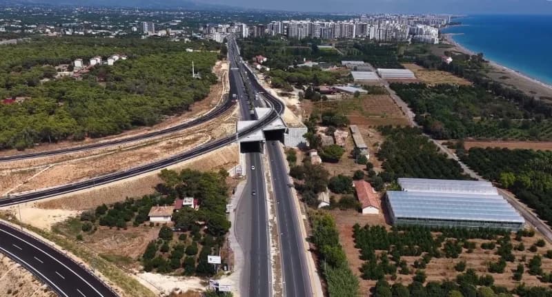 Çeşmeli-erdemli-silifke-Taşucu Otoyolu'nun Çeşmeli-Kızkalesi kesiminde çalışmalar sürüyor