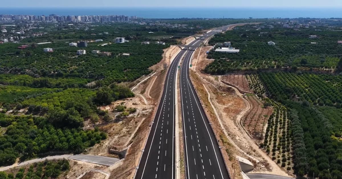 Çeşmeli-erdemli-silifke-Taşucu Otoyolu'nun Çeşmeli-Kızkalesi kesiminde çalışmalar sürüyor