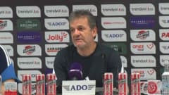 Vanspor FK Teknik Direktörü Cevdet Göç basın toplantısında açıklama yapıyor
