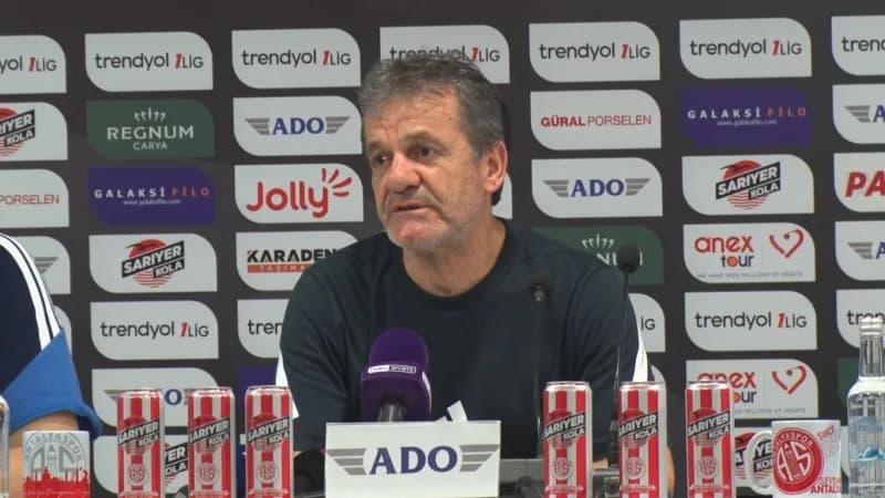 Vanspor FK Teknik Direktörü Cevdet Göç basın toplantısında açıklama yapıyor