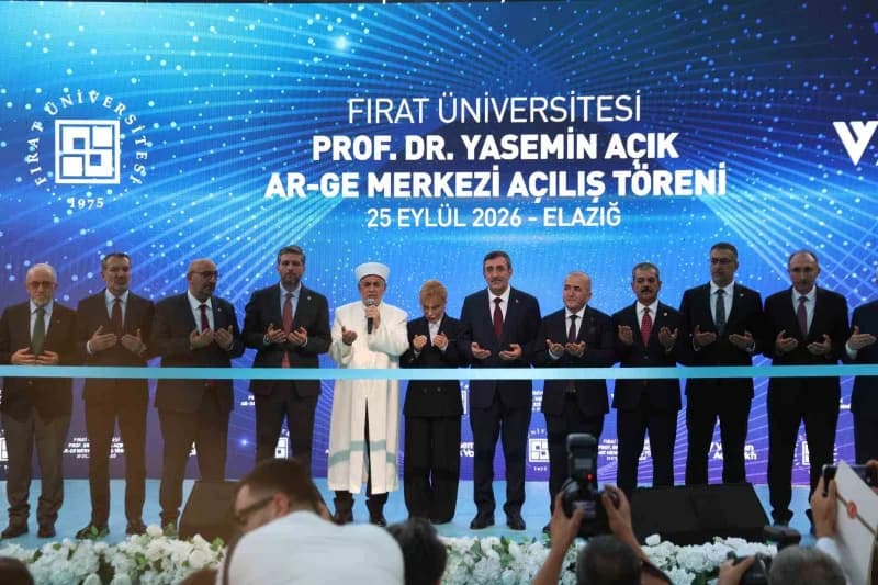 Cumhurbaşkanı Yardımcısı Yılmaz ve diğer katılımcılar ile birlikte dua edilmesi