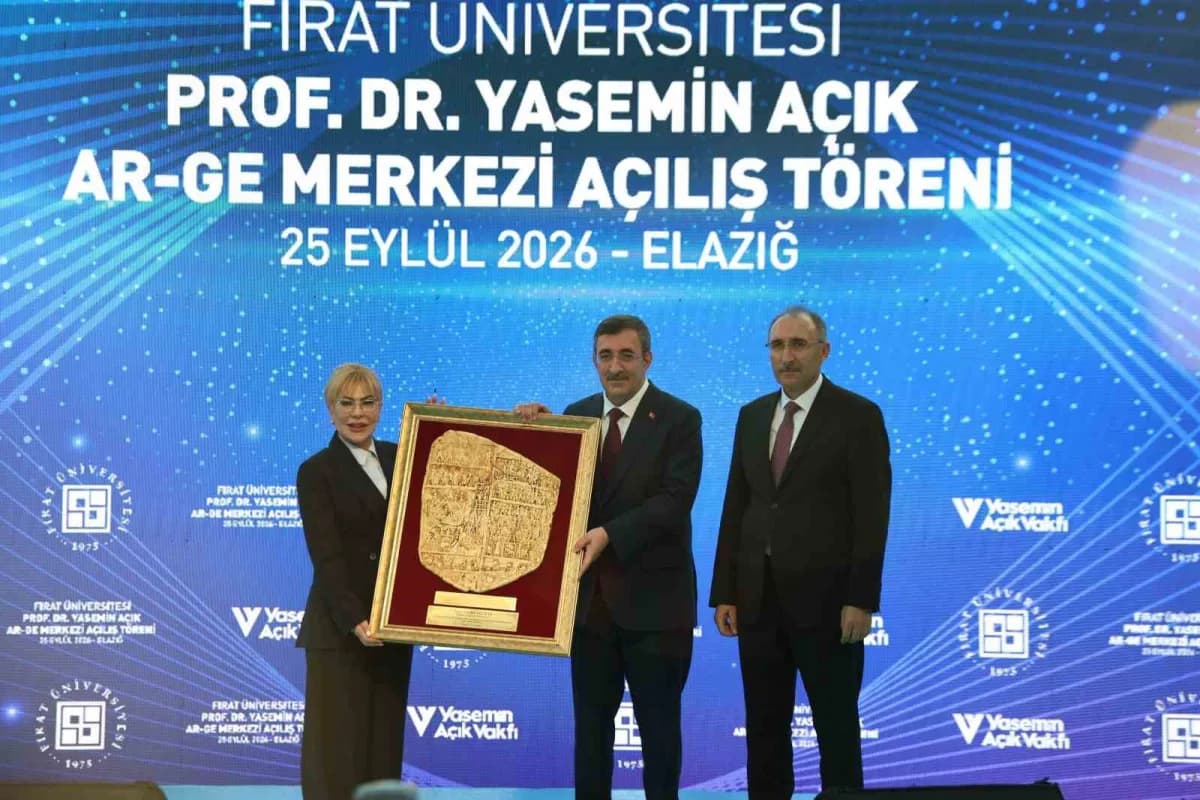 İş İnsanı Prof. Dr. Yasemin Açık, Cumhurbaşkanı Yardımcısı Cevdet Yılmaz ve Elazığ Ticaret Borsası Başkanı Mehmet Ali Du