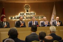 Cumhurbaşkanı Yardımcısı Cevdet Yılmaz AK Parti Elazığ İl Başkanlığı toplantısında konuşma yaparken