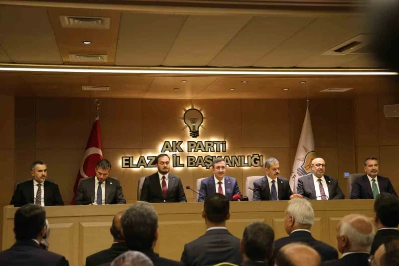 Cumhurbaşkanı Yardımcısı Cevdet Yılmaz, AK Parti Elazığ İl Başkanlığında düzenlenen teşkilat buluşmasında partililere hi