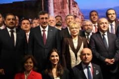 Cumhurbaşkanı Yardımcısı Cevdet Yılmaz Elazığ’da 27. İş Dünyası Zirvesi’nde konuşma yaparken