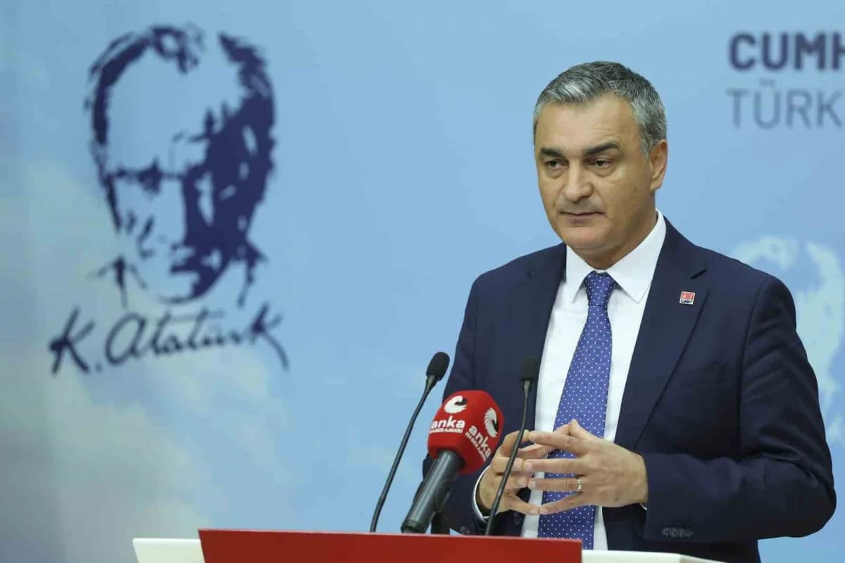 CHP Parti Sözcüsü Müslim Sarı basın açıklaması yaparken