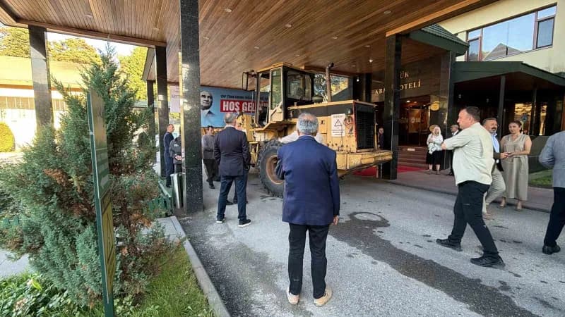 Cumhuriyet Halk Partisi’nin (CHP) Bolu Abant'ta düzenlenen TBMM yeni yasama yılı değerlendirme kampında, pankart asmak i