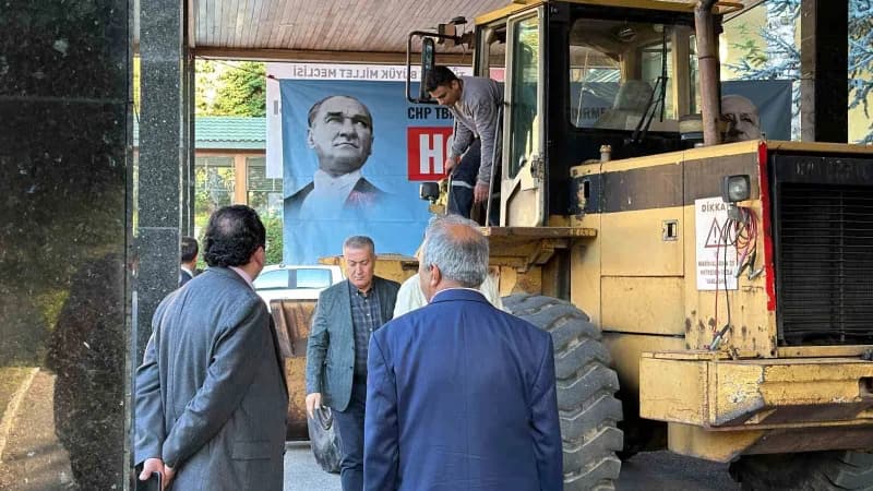Cumhuriyet Halk Partisi’nin (CHP) Bolu Abant'ta düzenlenen TBMM yeni yasama yılı değerlendirme kampında, pankart asmak i